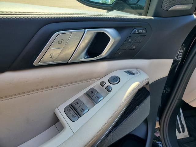 Vehicle image 19 of 33