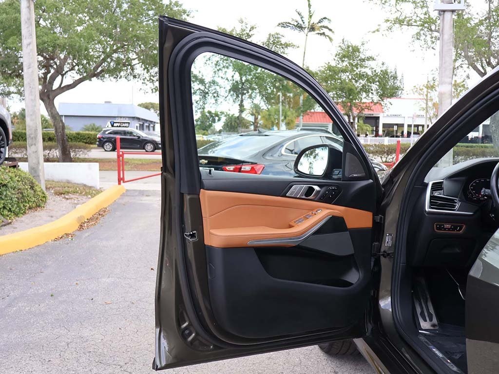 Vehicle image 33 of 76
