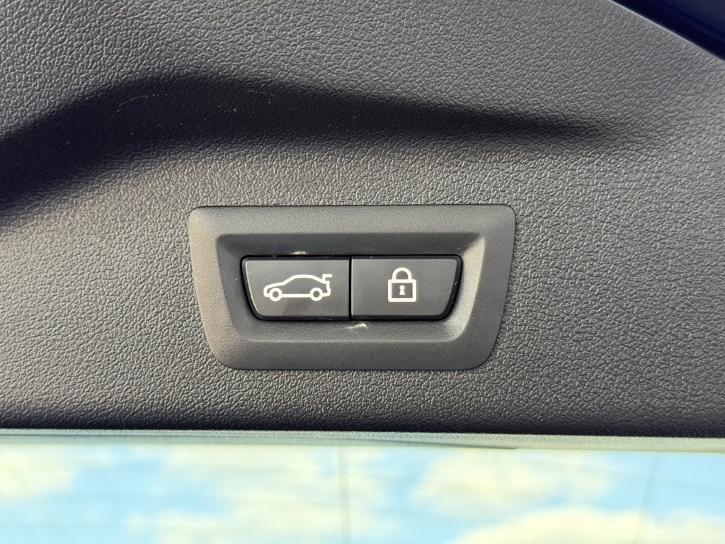 Vehicle image 81 of 106