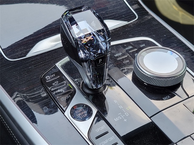 Vehicle image 21 of 31