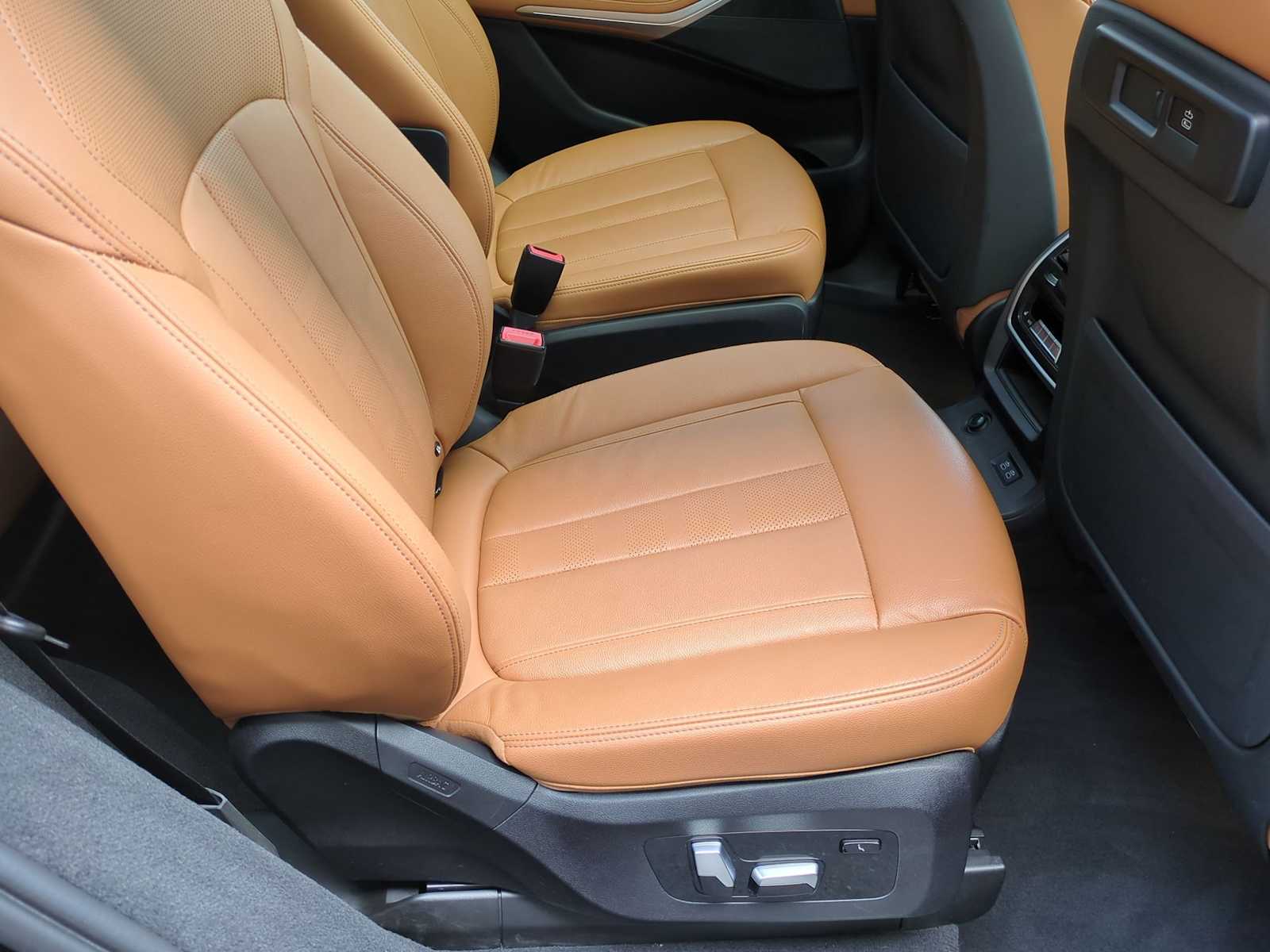 Vehicle image 14 of 30