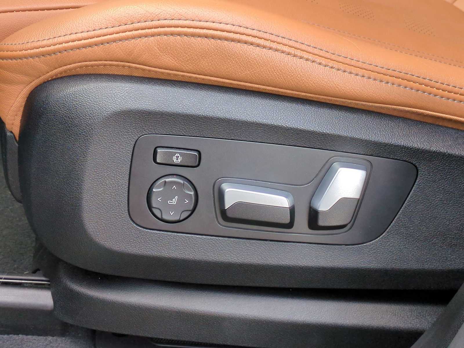 Vehicle image 10 of 30