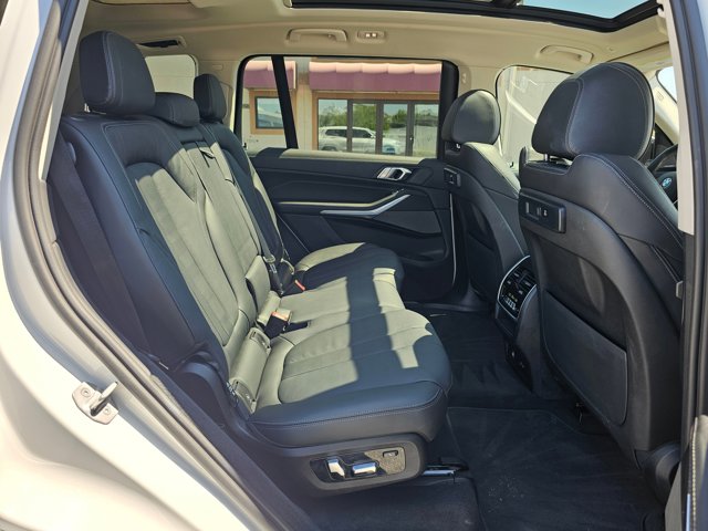 Vehicle image 10 of 31