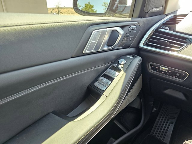 Vehicle image 27 of 31