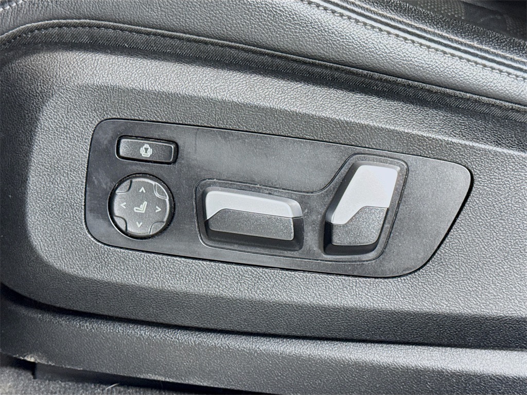 Vehicle image 24 of 44
