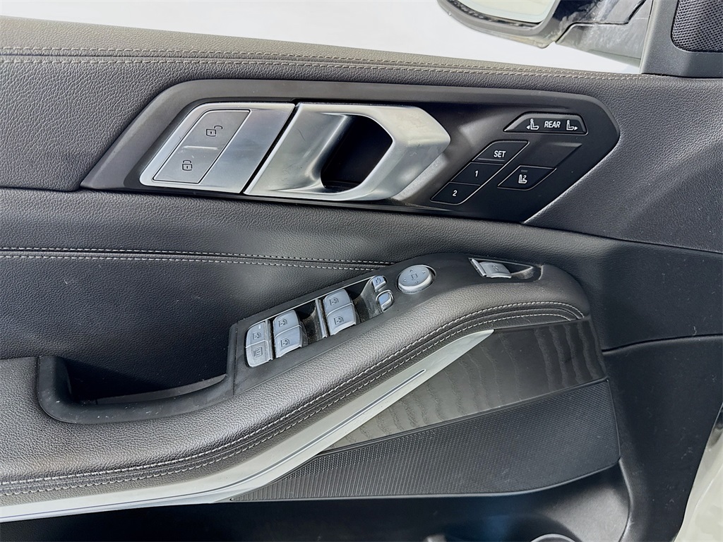 Vehicle image 25 of 44