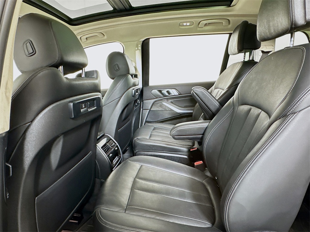 Vehicle image 19 of 44