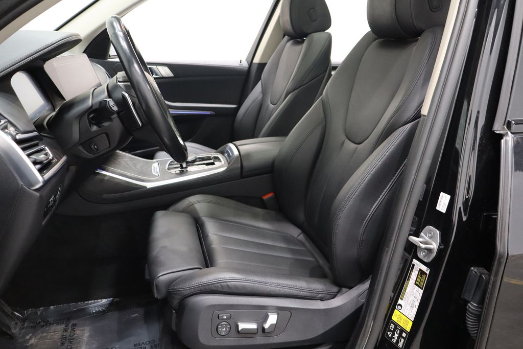 Vehicle image 11 of 50