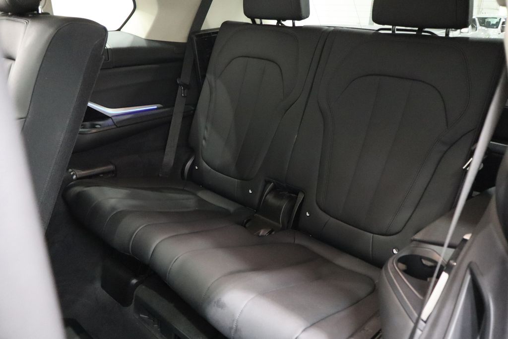 Vehicle image 13 of 50