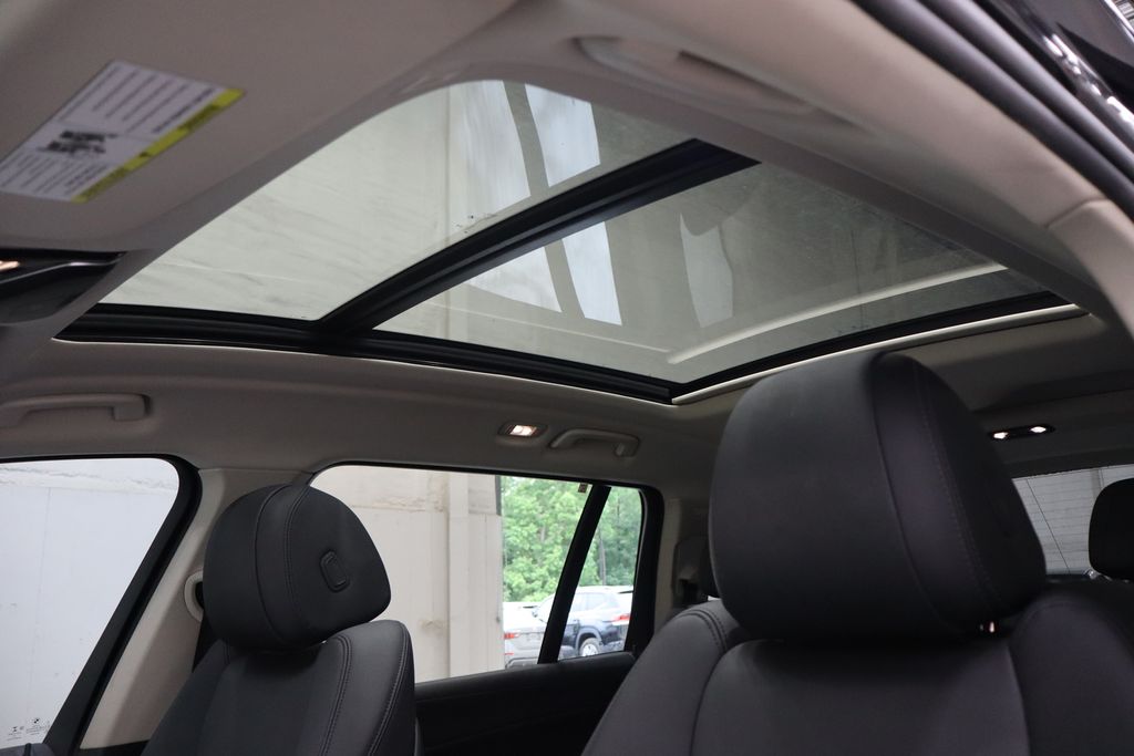 Vehicle image 10 of 50