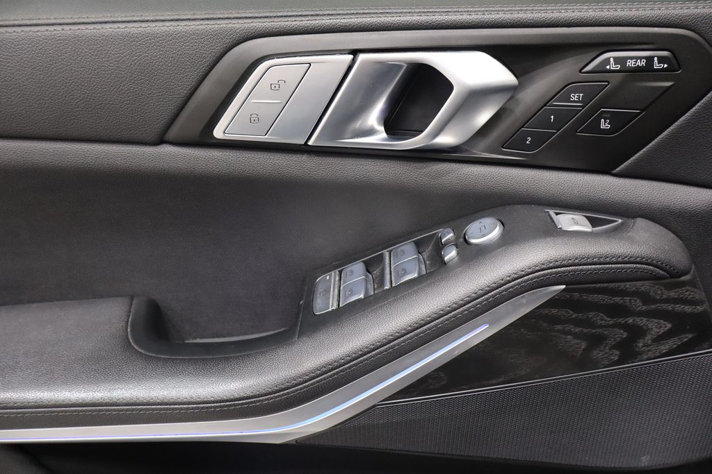 Vehicle image 17 of 50