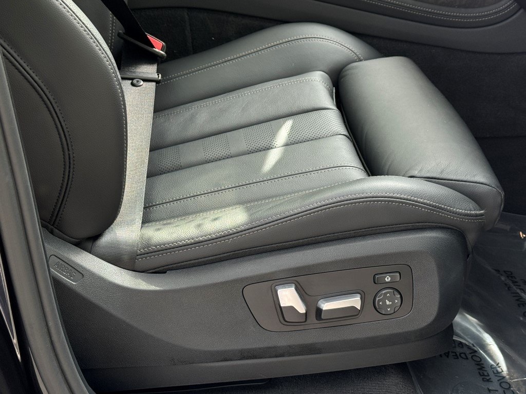 Vehicle image 10 of 47