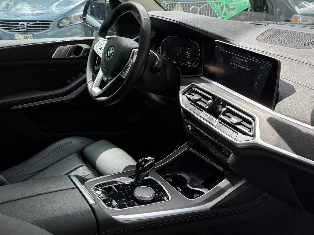 Vehicle image 8 of 47