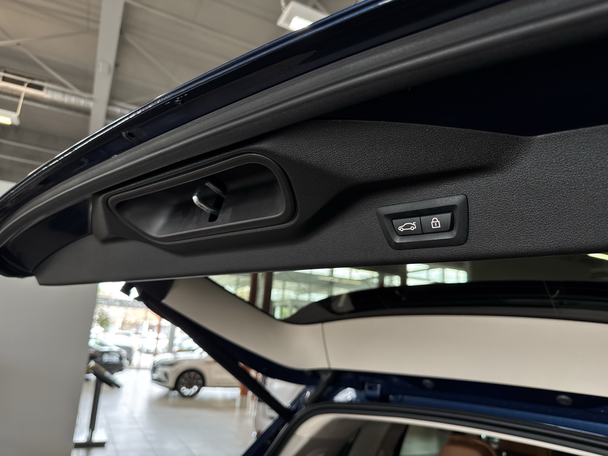 Vehicle image 21 of 75