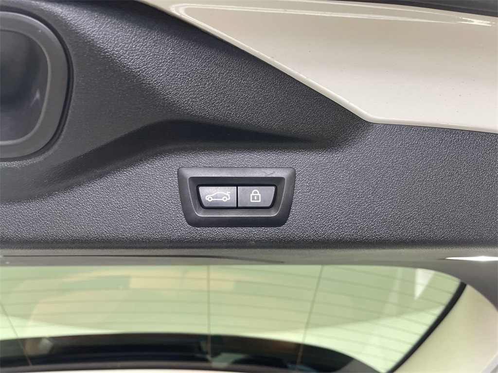 Vehicle image 14 of 30