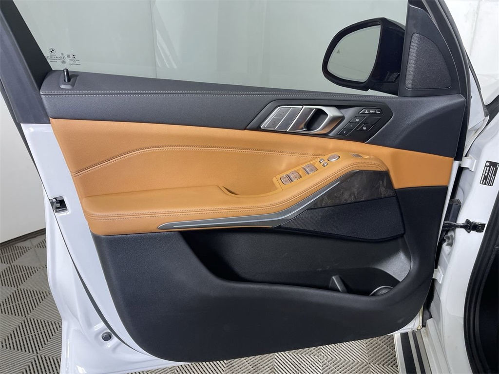 Vehicle image 19 of 30