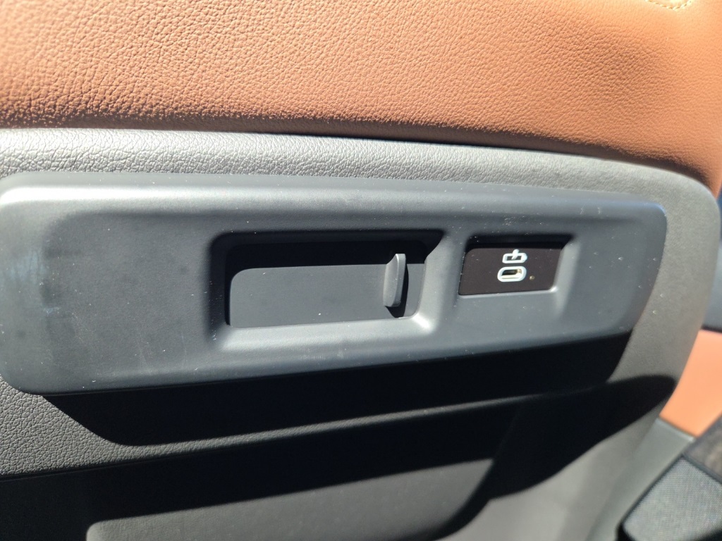 Vehicle image 24 of 39