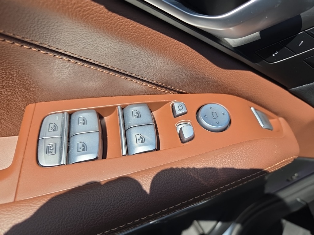 Vehicle image 28 of 39