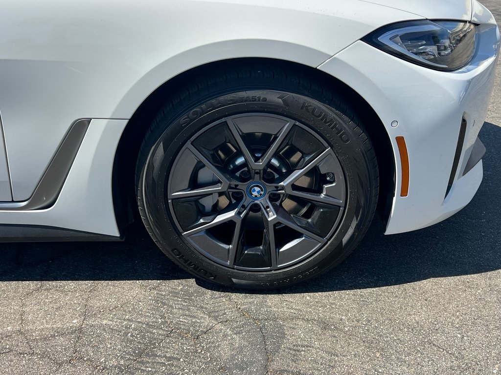 2022 BMW i4 eDrive40 Image 10 of 29