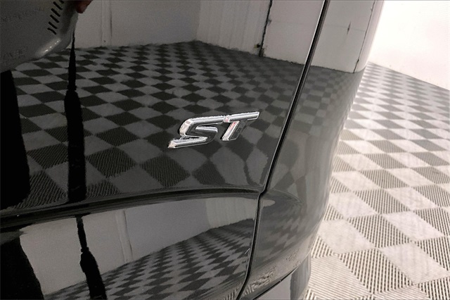 Vehicle image 34 of 38