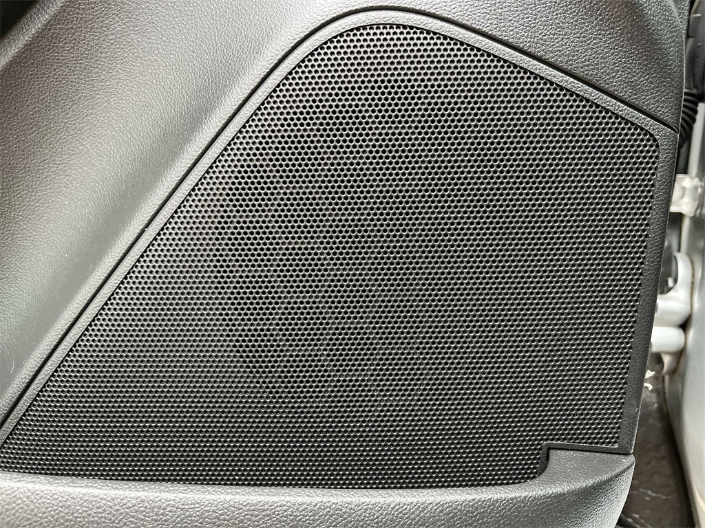 Vehicle image 33 of 37