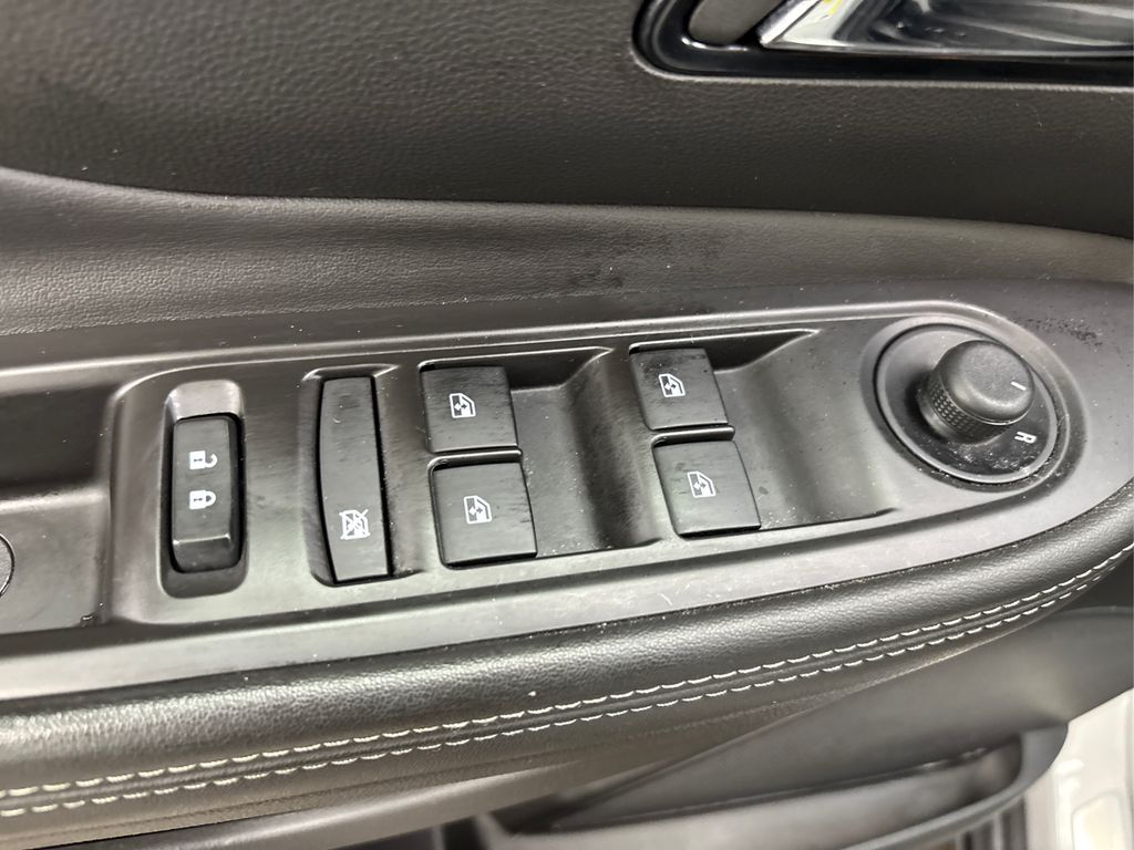 Vehicle image 33 of 39