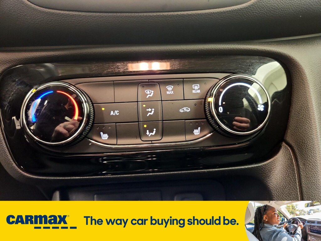 Vehicle image 21 of 27