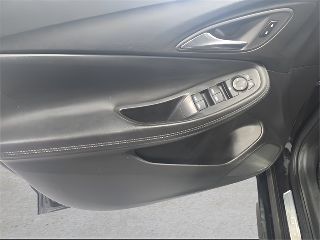 Vehicle image 28 of 33