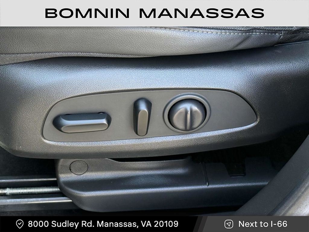 Vehicle image 14 of 30
