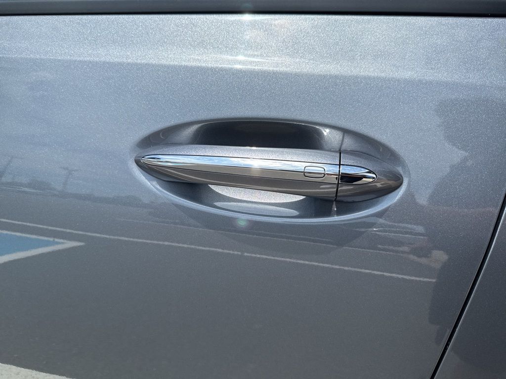 Vehicle image 32 of 38