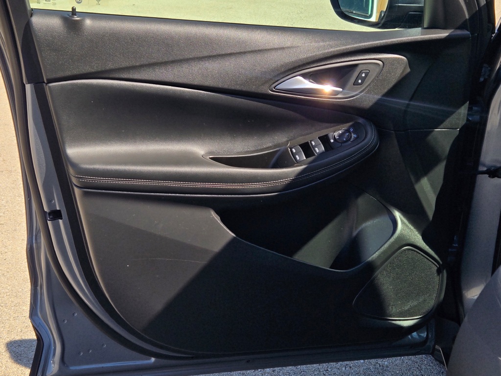 Vehicle image 27 of 40