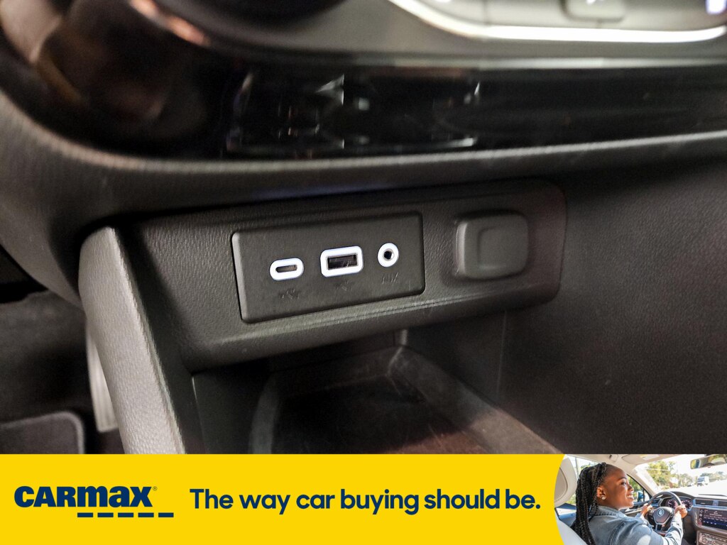 Vehicle image 23 of 27