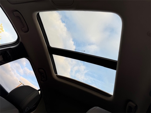 Vehicle image 33 of 36
