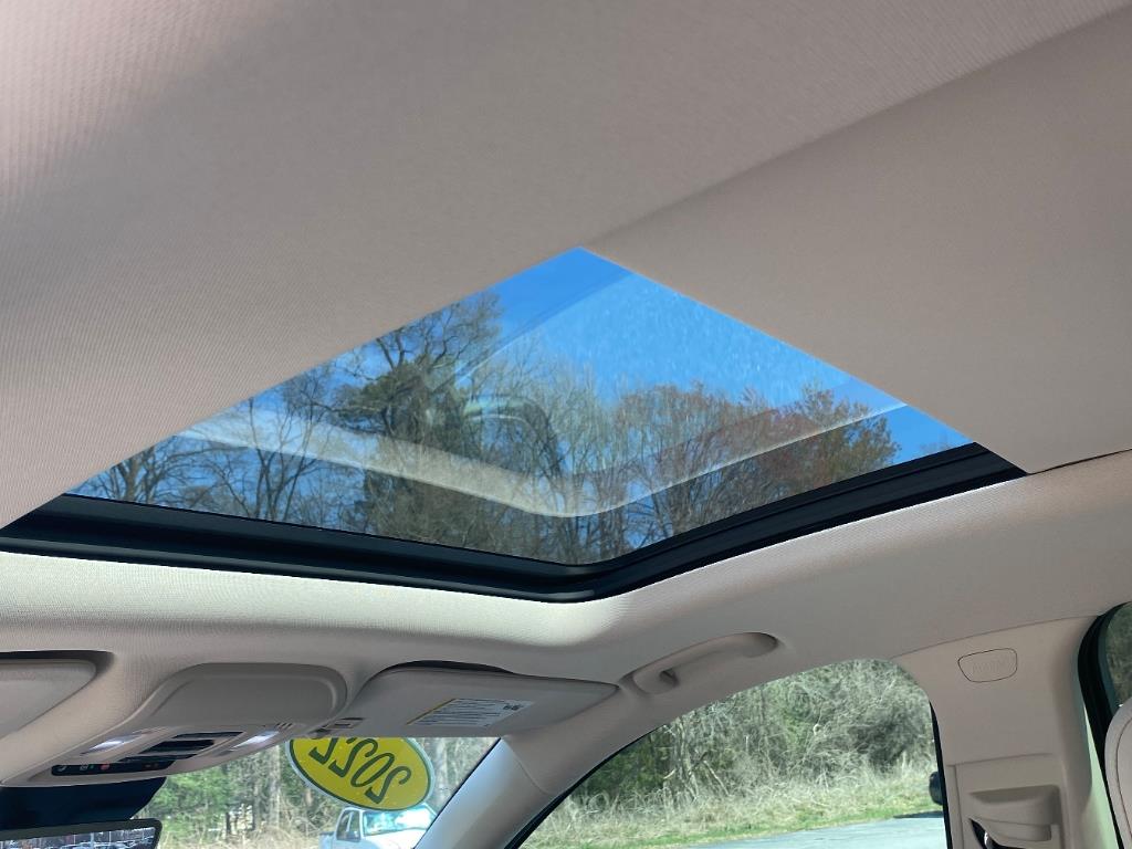 Vehicle image 25 of 28