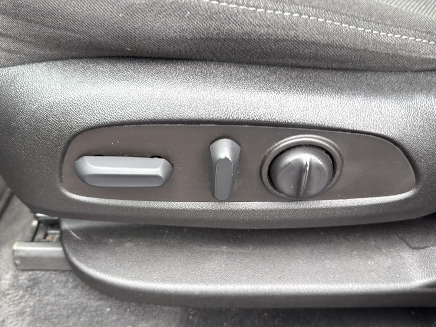 Vehicle image 11 of 23
