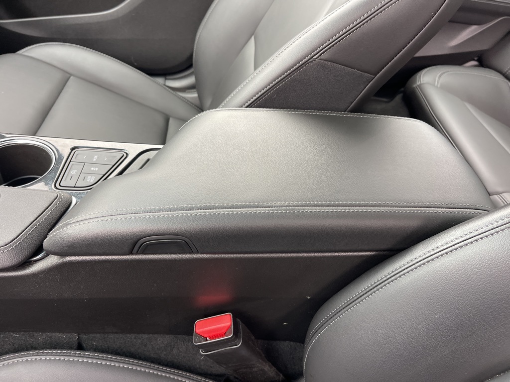 Vehicle image 19 of 23
