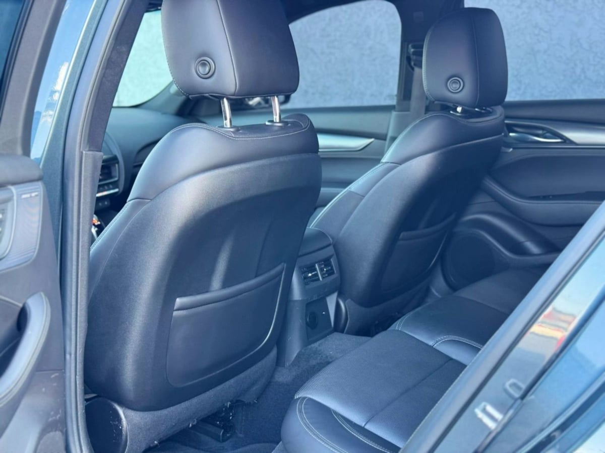 Vehicle image 21 of 52