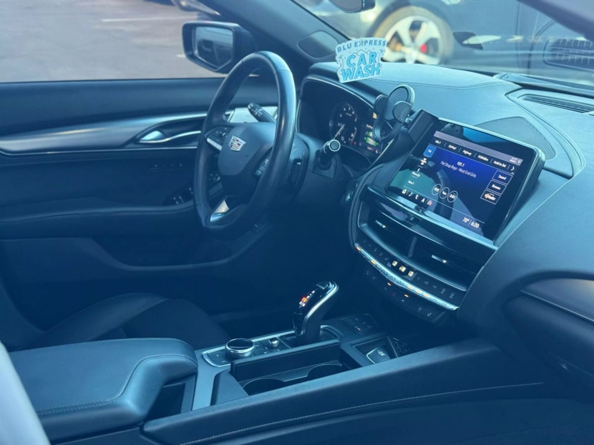 Vehicle image 15 of 52