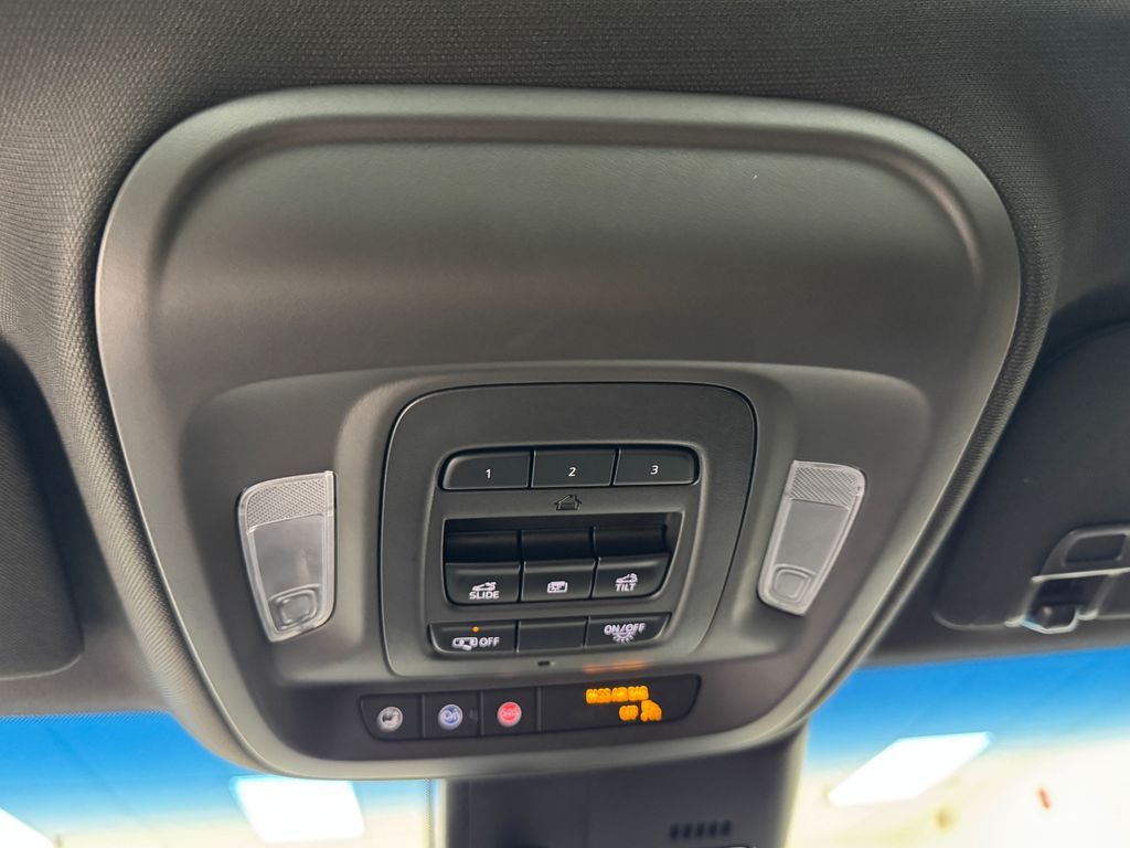 Vehicle image 32 of 41