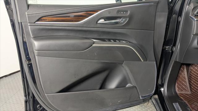 2022 Cadillac Escalade ESV Luxury Image 33 of 43