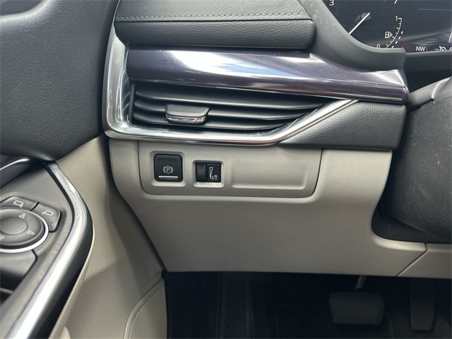 Vehicle image 33 of 70