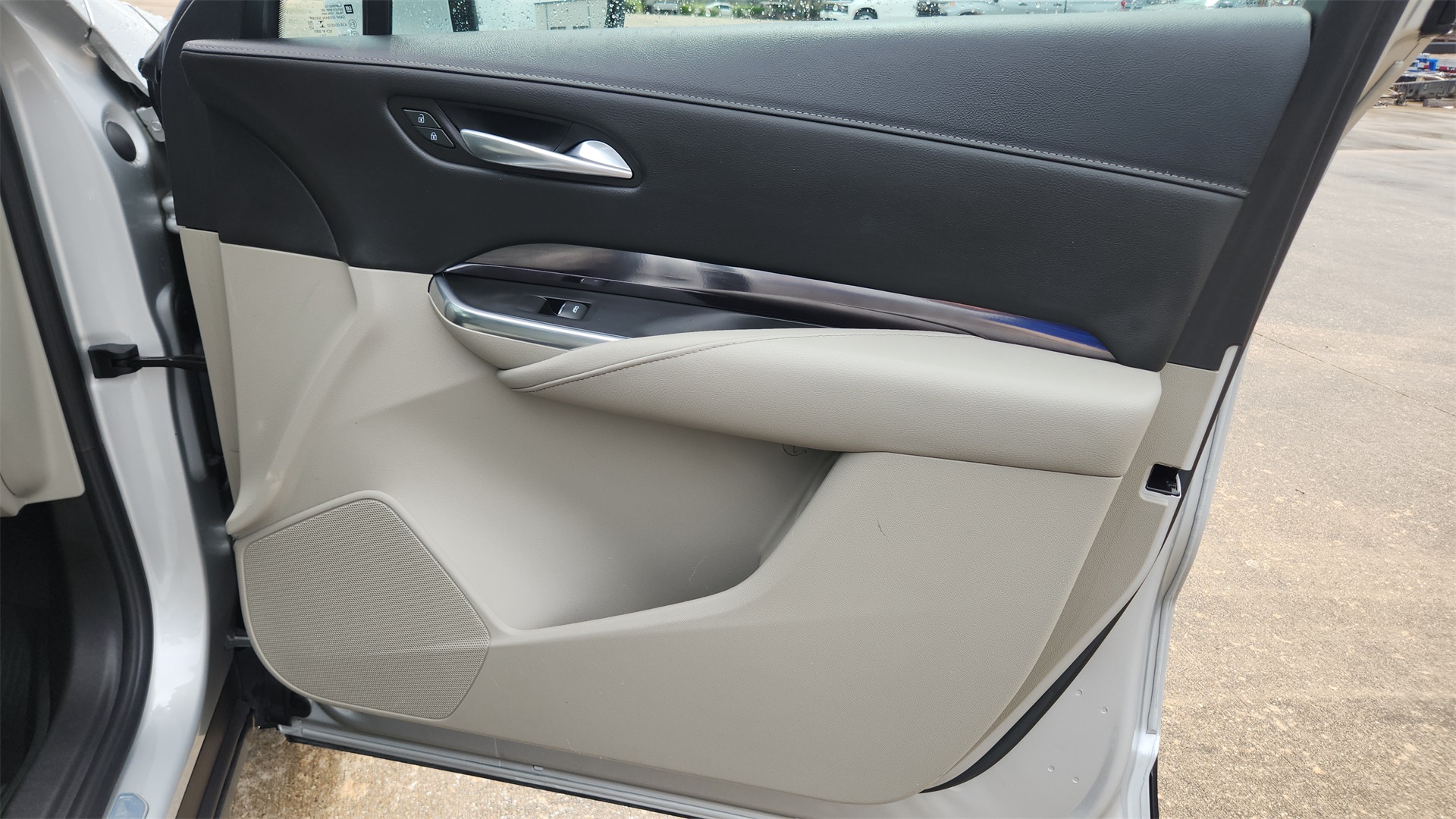 Vehicle image 25 of 35