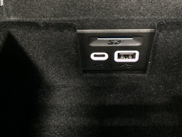 Vehicle image 40 of 42