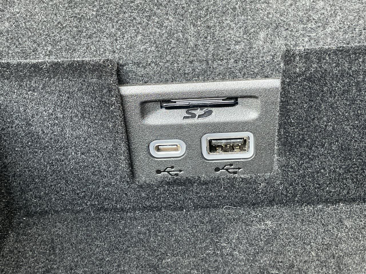 Vehicle image 27 of 42