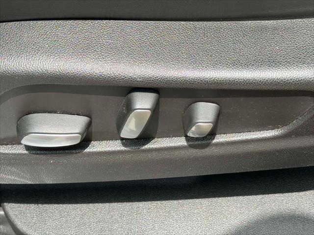 Vehicle image 15 of 27