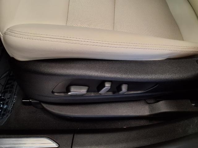 Vehicle image 21 of 33