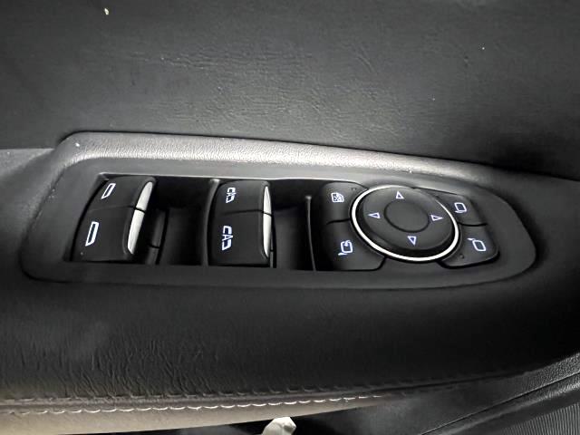 Vehicle image 17 of 33