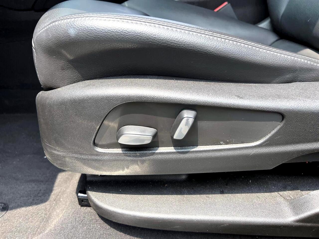 Vehicle image 17 of 28