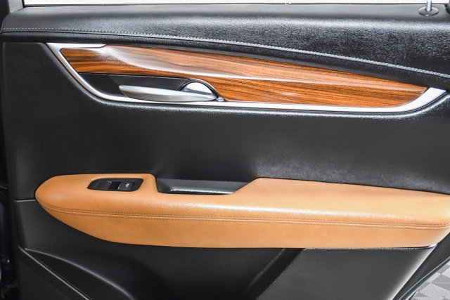 Vehicle image 23 of 32