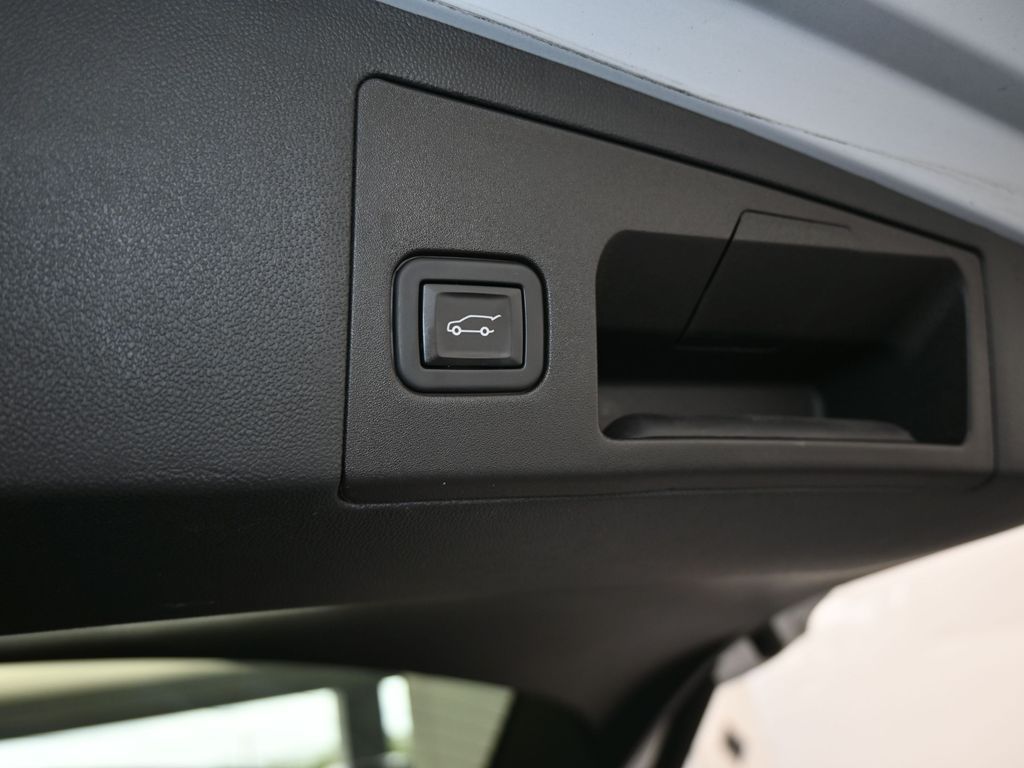 Vehicle image 65 of 71
